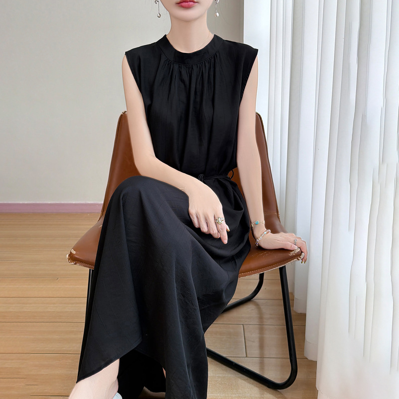 Elegant black textured sleeveless long dress with a semi-high collar, ruched neckline, waist-cinching tie, and slimming effect Elegant black textured sleeveless long dress with a semi-high collar, ruched neckline, waist-cinching tie, and slimming effect