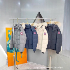 新しいガチョウの家の毛の襟の大きいポケットの中の長いタイプのジャケットの屋外の厚い保温の男女のカップルの同型の帽子の綿服