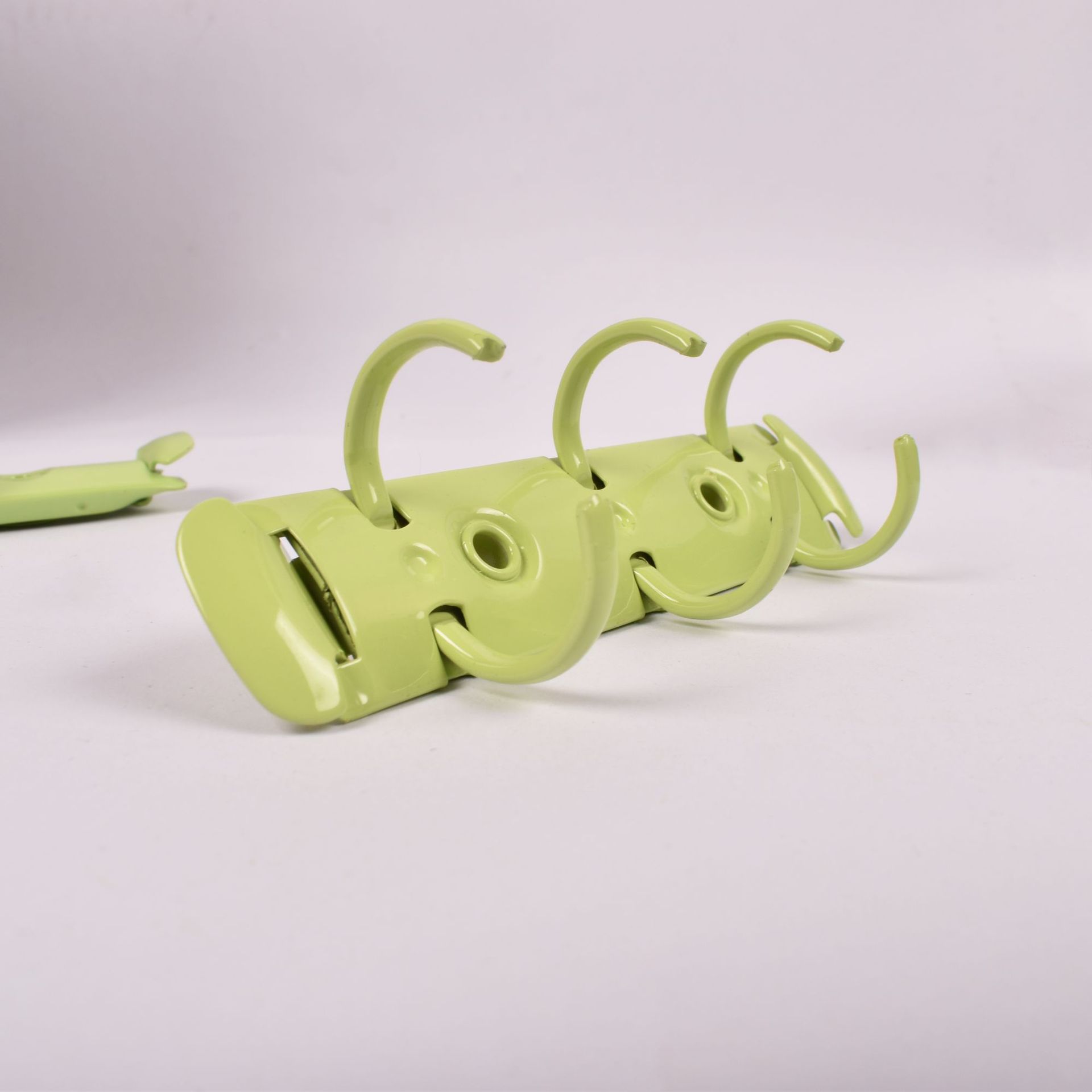 キャンディーカラー A5A6 カラー 6 穴バインダーオフィスノートブック金属クリップ文具クリップアクセサリー卸売オプションの色