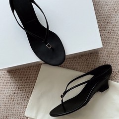 羊の皮の版 ~ フランス式の小さい衆の坂と指の人の字のサンダルの女性の2025夏の新型の厚い底のハイヒールのサンダル