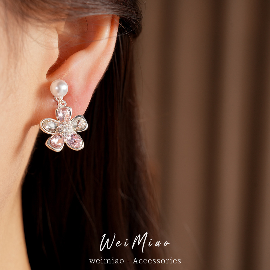 Flores de diamante perlas pendientes de orejas para mujeres sin agujeros de orejas frescos y dulces aretes de aire ligero de lujo alta sensación de auriculares mayorista