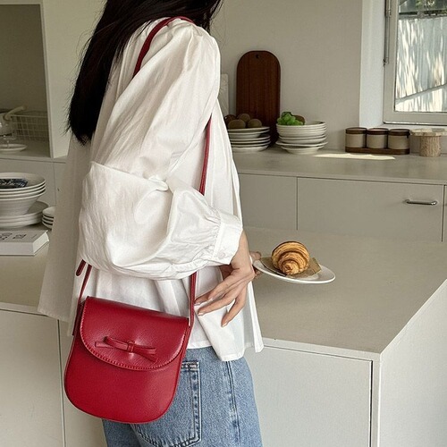 Korean spring and summer women's bags, high-end red niche bags, popular and versatile cross-body bags, fashionable bow saddle bags