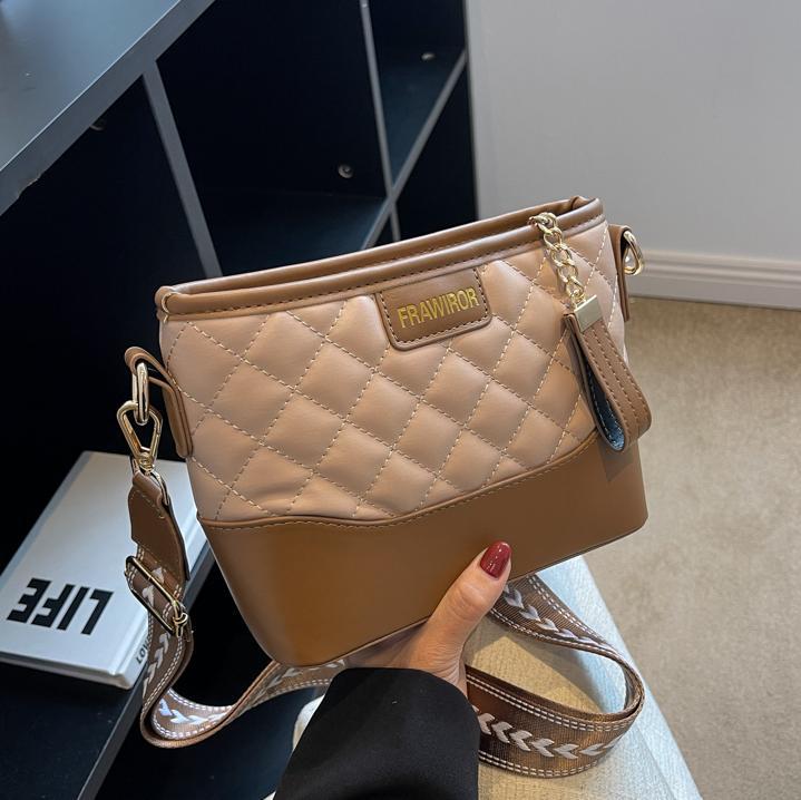 Bolso de cadena de diamond para mujeres 2024 nuevo bolso de vagabundo explosivo de alto nivel amplio cinturón de hombro bolso de mochila