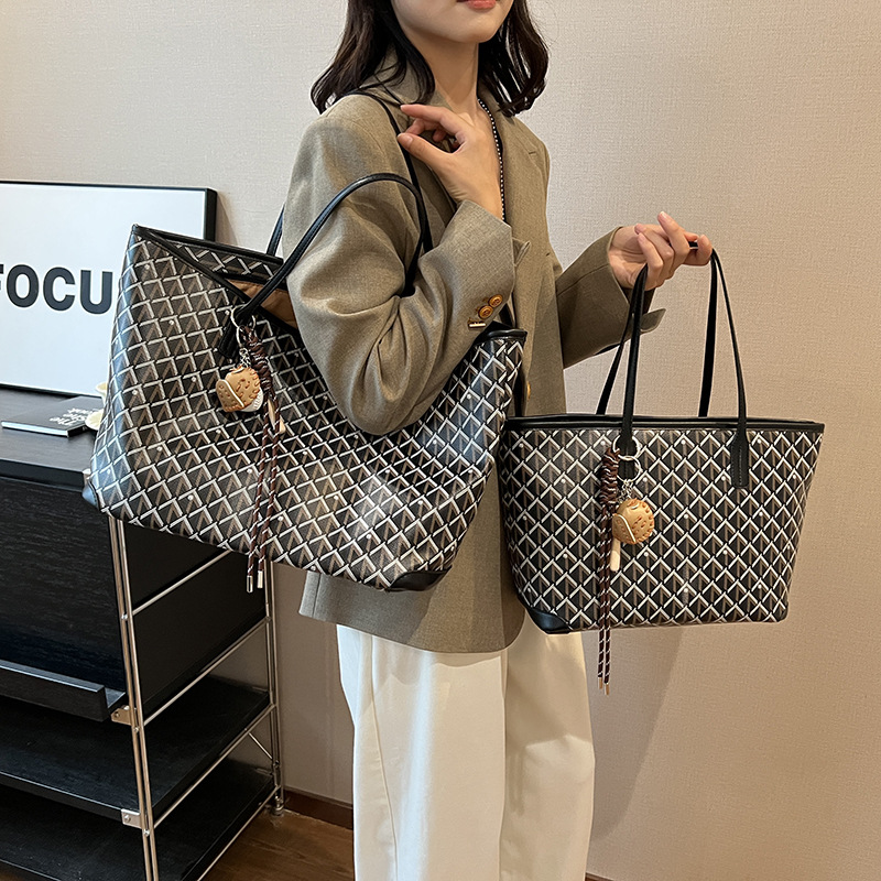 가을 대용량 대비 컬러 스티칭 토트 백 2024 새로운 우아한 인기 인 틈새 휴대용 통근 여성 가방