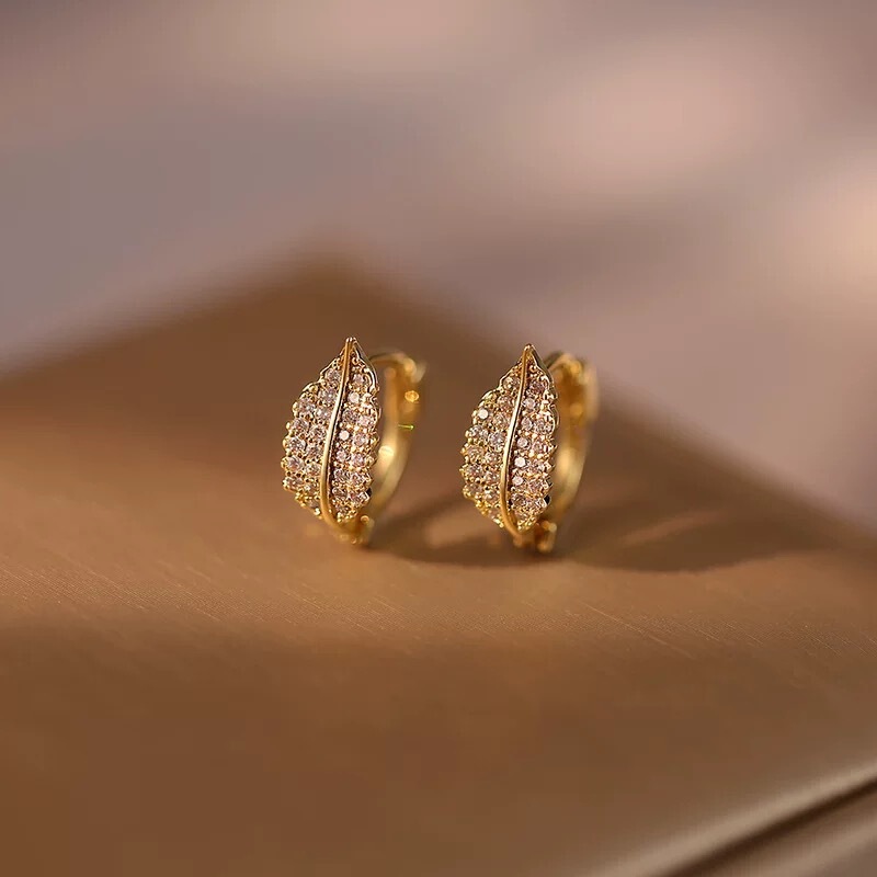 Small and Exquisite Leaf Earrings Micro-inlaid Flash Diamond Ear Buckle Instagram Female Niche High-end Elegant Elegant Earrings New Ear Buckle Small and Exquisite Leaf Earrings Micro-inlaid Flash Diamond Ear Buckle Instagram Female Niche High-end Elegant Elegant Earrings New Ear Buckle