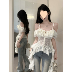 不規則なハスの葉の縁のレースのキャミソールの女性の早春の純欲のギャルの1字の肩は胸の魚の骨の上着を拭いて外に着ます。