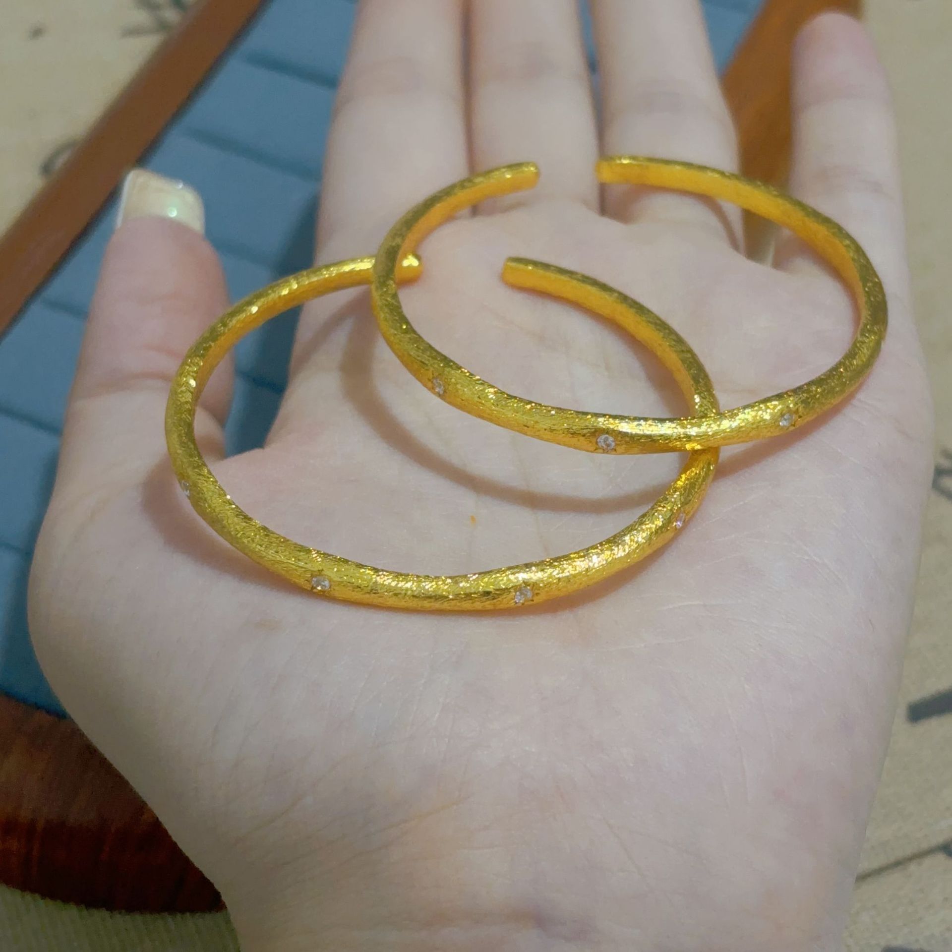 Bracciale in oro sabbia stile cinese bangle intagliato donna_voghion.com