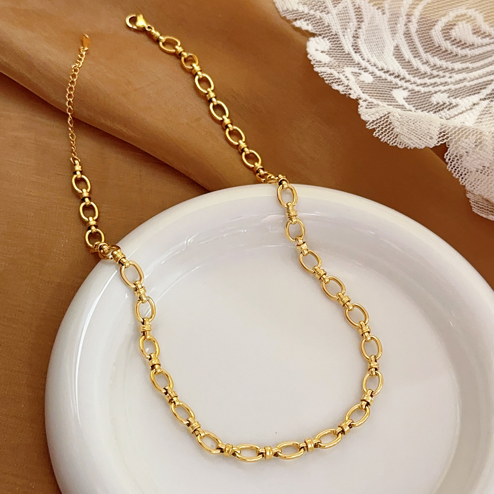Venta directa de fábrica de joyería de temperamento simple de moda europea y americana al por mayor de joyería de pulsera de acero de titanio popular de lujo ligero francés al por mayor image 3