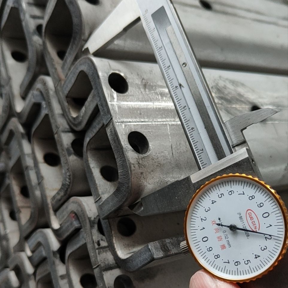 折弯槽钢 304 201板材激光角钢焊接U型钢窨井盖栏杆扶手管材 配件