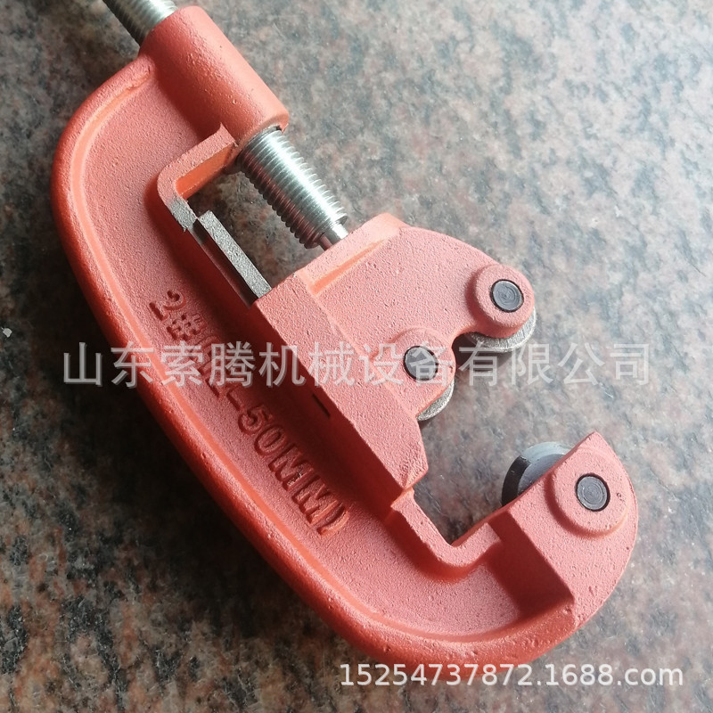 Manual pipe cutting machine with neat cuts