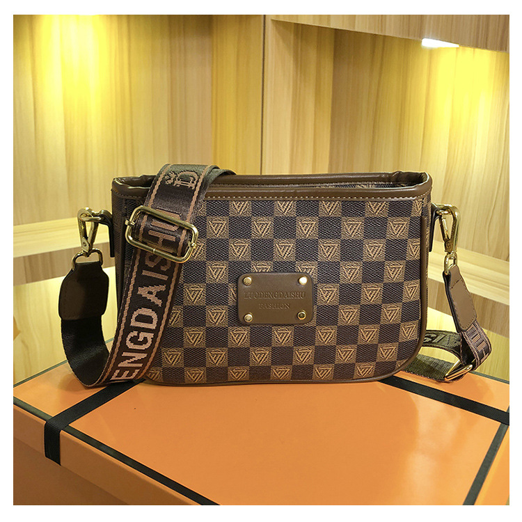 Women's bags 2023 new style versatile printed armpit bag Internet celebrity temperament high-end single shoulder crossbody bag small square bag_voghion.com