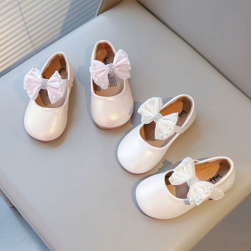 Маленькие кожаные туфли на мягкой подошве бобовые ботинки для девочек 2025 весна и осень новая детская обувь нескользящие туфли для девочек