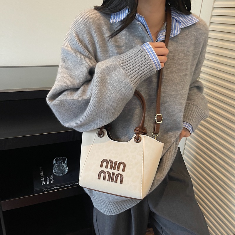 Leopardo transfronterizo de gran capacidad bolso de cubo portátil para mujeres otoño y invierno 2025 nuevo estilo coreano bolso de hombro de moda bolso de mochila