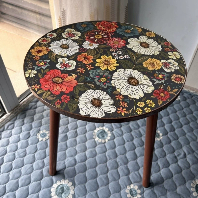 Маленький круглый стол для чайной комнаты, приставной столик для дивана, прикроватная тумбочка для гостиной с эркером, стол для отдыха в небольшой квартире в аренду.