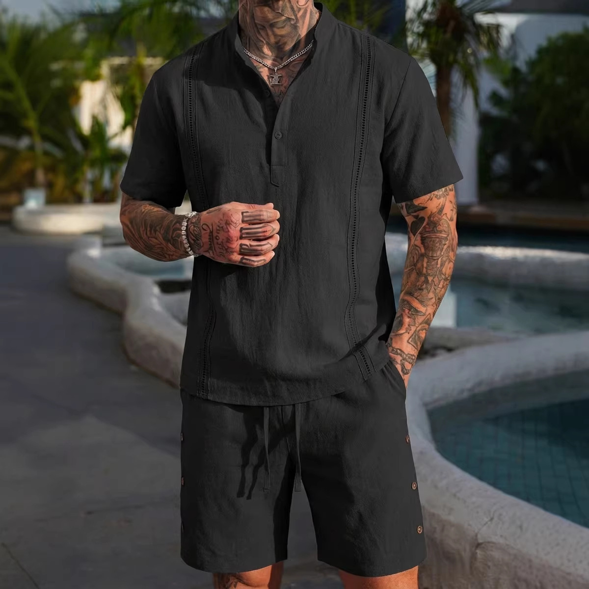 Monochrome Man - Completo estivo da uomo europeo e americano composto da camicia Henley in cotone e lino e pantaloncini con coulisse, casual da spiaggia._voghion.com