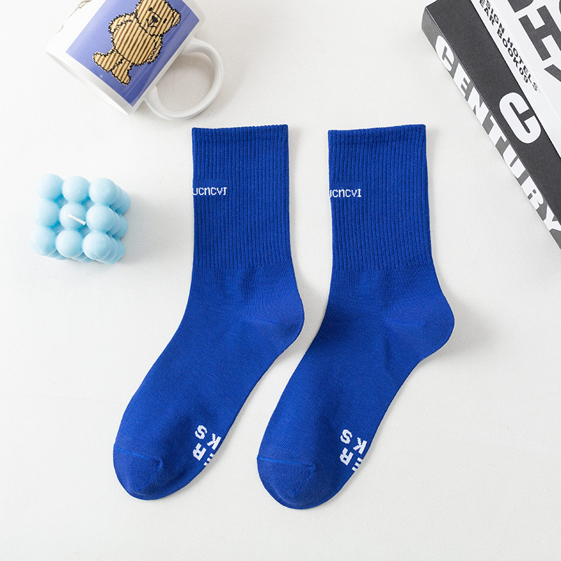 Calcetines de algodón de color puro de otoño e invierno de las mujeres letra grande C estudiante femenino ins moda media pantorrilla Klein azul abajo hilo calcetines de cara sonriente