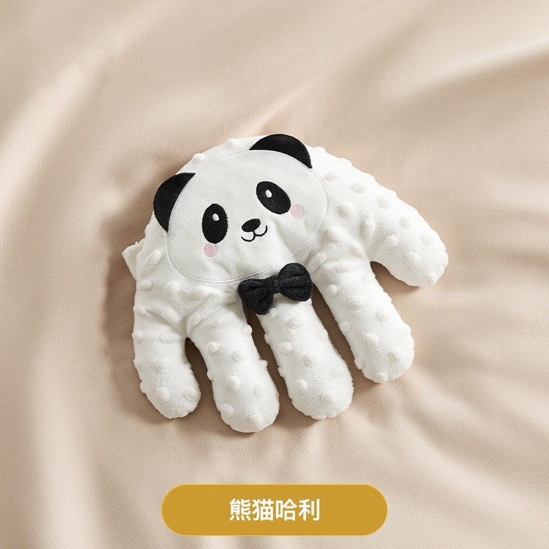 El bebé le da unas palmaditas en el trasero para conciliar el sueño.