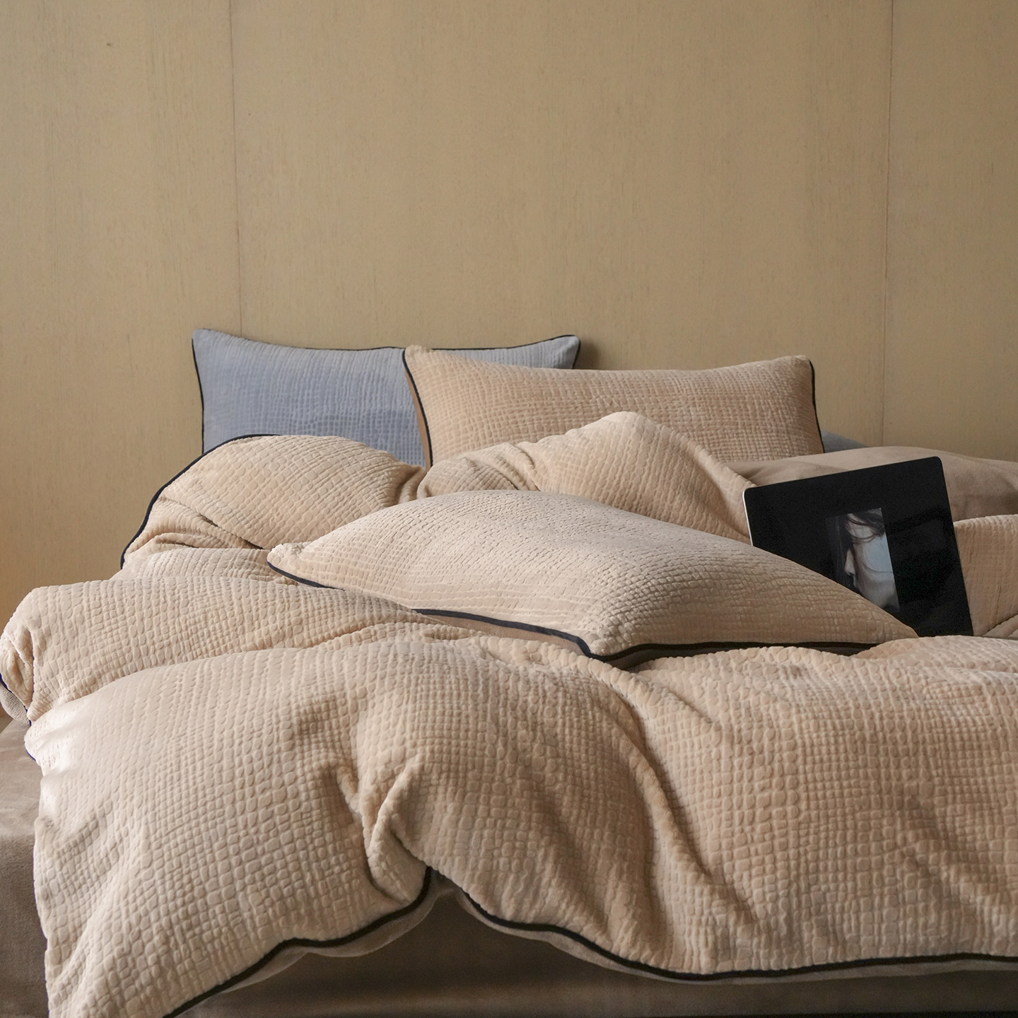 2025 New Carved Milk Velvet Four-Piece Set, Skin-Friendly Naked Sleeping Coral Velvet Autumn and Winter Thickeneded Quilt Cover Anti-Static Bedding