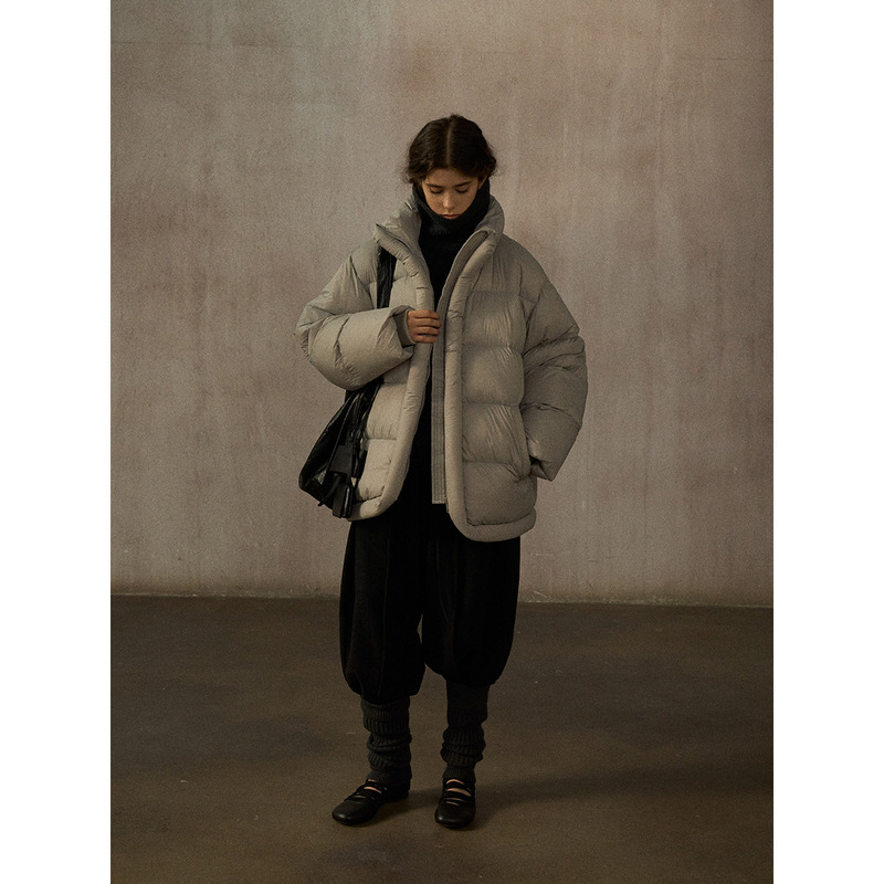 【识几】New Winter Style Stand-Up Collar Loose White Duck down Jacket for Women, Mid-Length Elegant Commuter Coat M7323 【识几】New Winter Style Stand-Up Collar Loose White Duck down Jacket for Women, Mid-Length Elegant Commuter Coat M7323