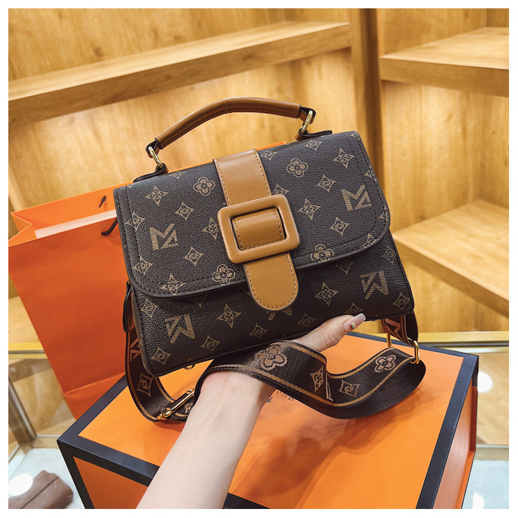 French niche design women's 2023 new fashion printed portable small square broadband one shoulder crossbody bag_voghion.com