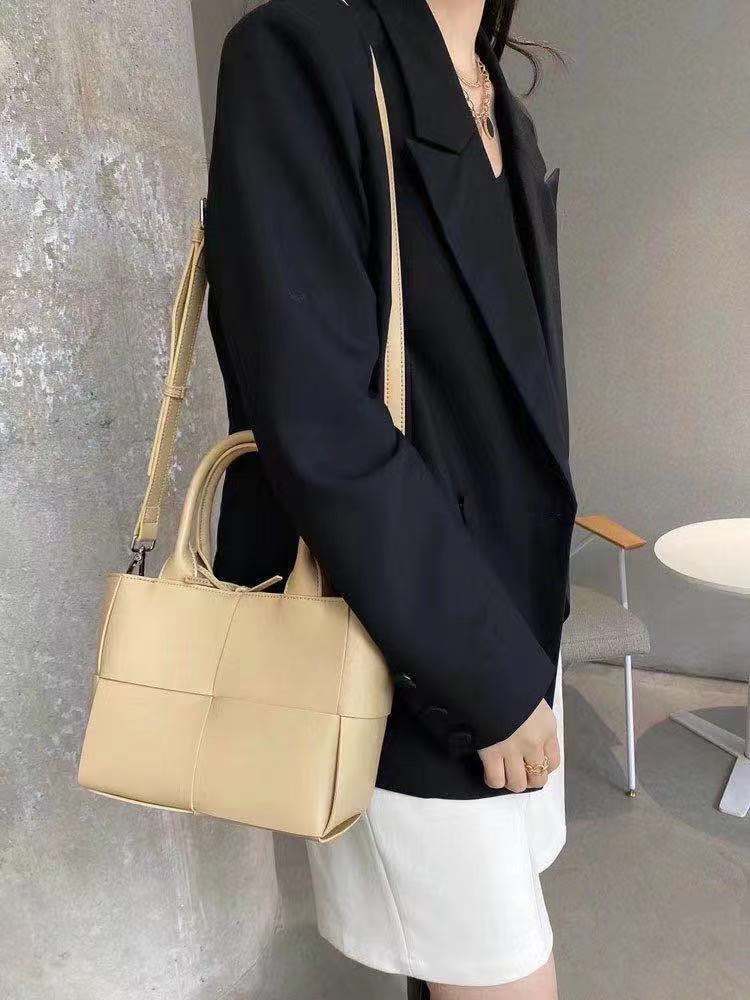 Bolso tote ARCO de moda para la primavera 2025, estilo internet, gran capacidad, con bolsa interior con cremallera, bolso de hombro, 6 colores, en stock.