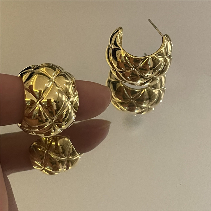 Nihaojewelry Jewelry Wholesale Simple Diamond Pattern C-shaped Geometric Earrings display picture 8