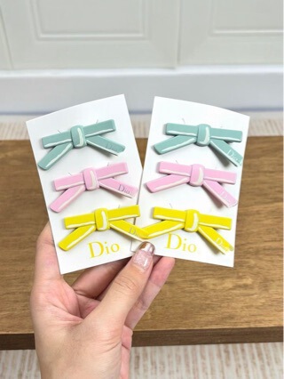 D brand's 2026 new collection: a set of three-color bow hair clips, featuring candy-colored, dopamine-inspired designs, and a cute and fashionable look