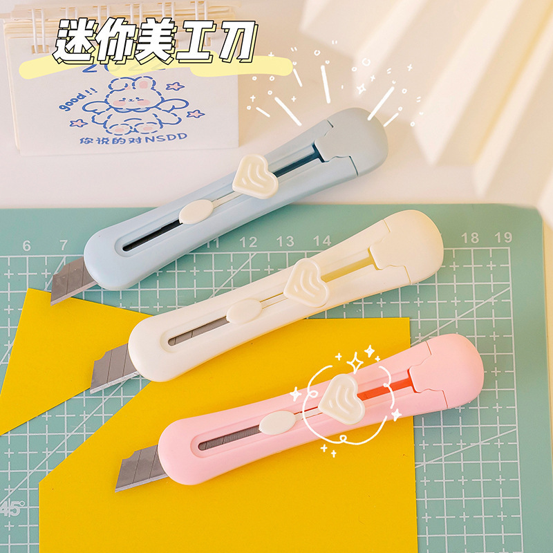 マカロンミニ美工刀は手帳裁断ナイフを作って宅配便の小包神器を分解して携帯用手作りナイフを開梱する|undefined