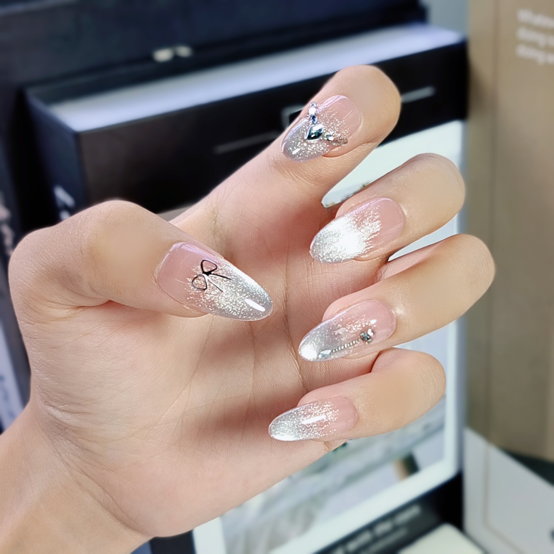 Yiyi baila luz brillante brillante (óvalo medio) armadura de vestir hecha a mano sirena ojo de gato manicura larga de estilo europeo y americano