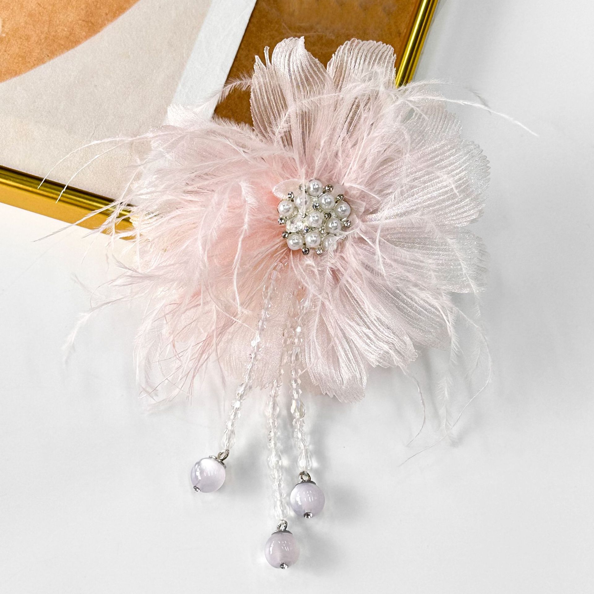 Plumas de perlas de Qixian accesorios de flores hechas a mano broches de cabello DIY temperamento pectoral ropa característica accesorios al por mayor