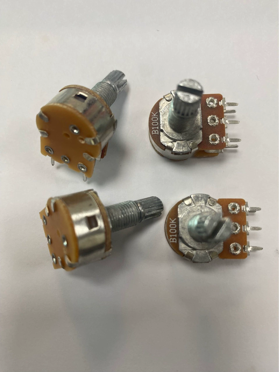 Производитель поставляет терморегулятор скорости, сварочную маску, плата управления регулировкой цвета с потенциометром переключателя