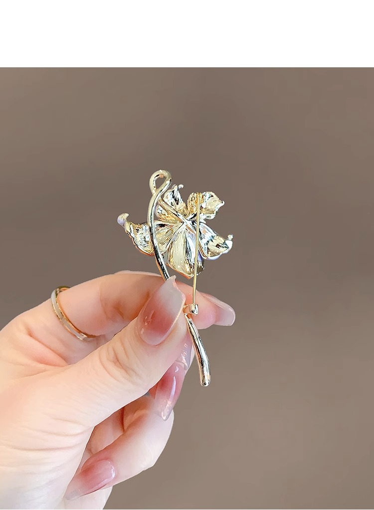 Spilla a forma di ninfea con temperamento retrò e nobile, spilla di sicurezza antiriflesso, accessorio per abito con fiore smaltato tridimensionale per donna_voghion.com