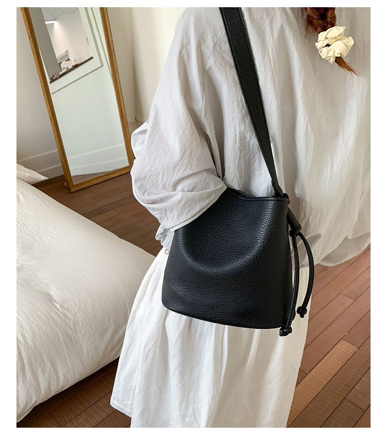 Fashionable and simple commuter small bag for women 2025 new summer versatile single-shoulder underarm bag, popular crossbody bucket bag undefined