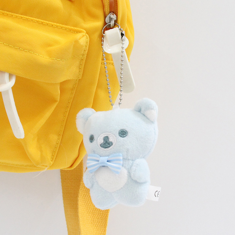 かわいい虹の熊の傘の手の玉の七色の人形のぬいぐるみの怠惰な熊は雨が降って晴れます。|undefined