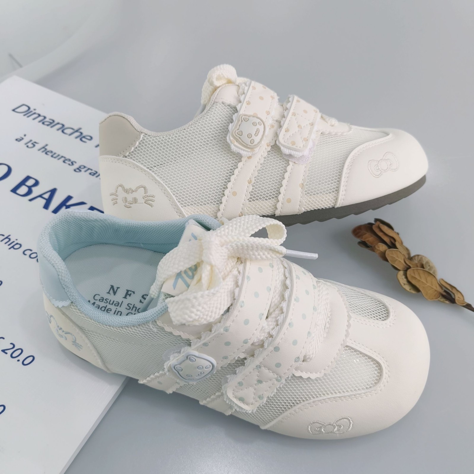 2026 nuevo verano de malla transpirable zapatos de entrenamiento alemán de mujeres estilo de Hong Kong dibujos animados chic zapatos casuales blancos suaves