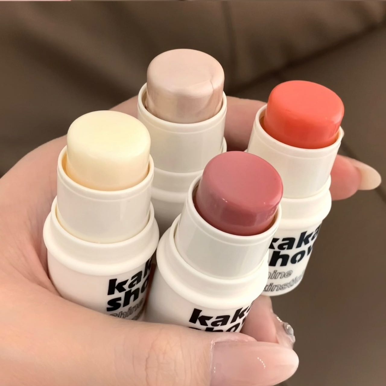 kakashow's Dynamic High-gloss bars are light, moist, and have a natural, clear, and pink luster. Wholesale for energetic girls undefined