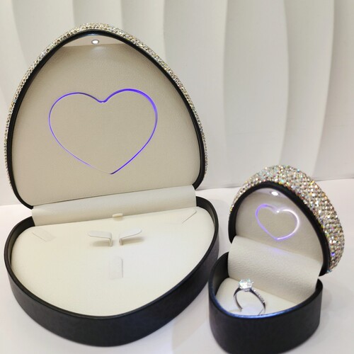 New Diamond-Embedded Ring Box LED Necklace Box