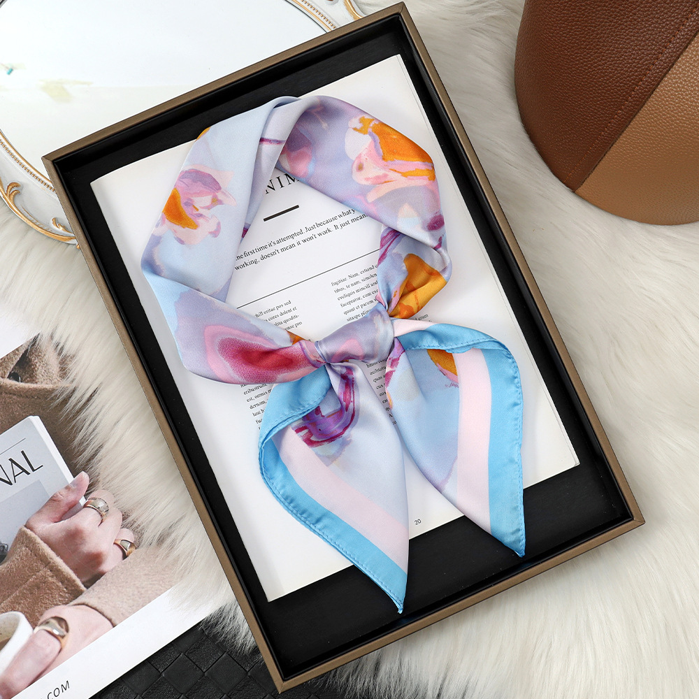 La nueva bufanda de seda de imitación simple y elegante 70 muestra un temperamento blanco, bufanda pequeña, bufanda de seda simple de todo fósforo, bufanda cuadrada, chal de protección solar para mujer