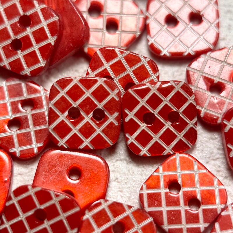 11.5mm Natural Shell Buttons with Plaid Pattern, Red Buttons for Cardigans, Jackets, Shirts, Tops, Spring and Summer Cotton-Linen Small Clothing Items 11.5mm Natural Shell Buttons with Plaid Pattern, Red Buttons for Cardigans, Jackets, Shirts, Tops, Spring and Summer Cotton-Linen Small Clothing Items