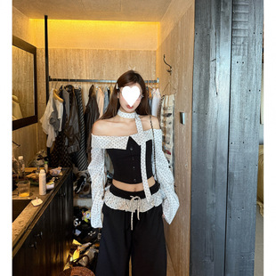 �羳  ��ʽ���c����һ�ּ��L���r��Ů�b�＾�e������¶��̿��r��