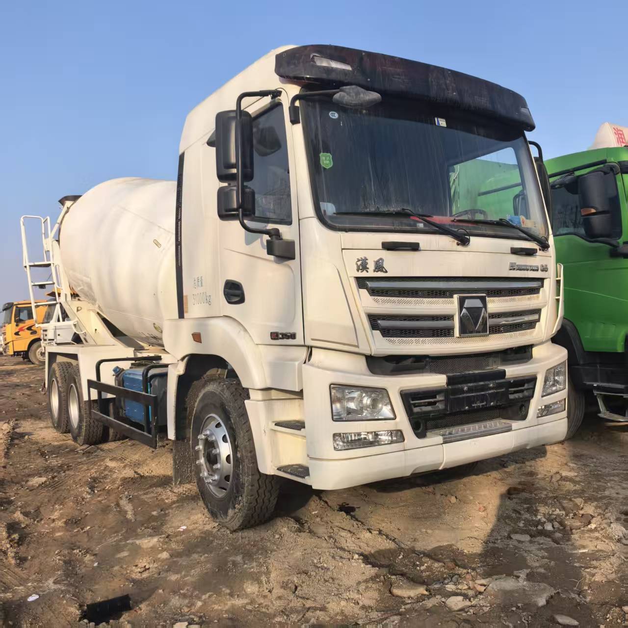 Camión de mezcla de concreto transfronterizo integrado totalmente automático sellado camión de mezcla de transporte de autocarga de cemento minero