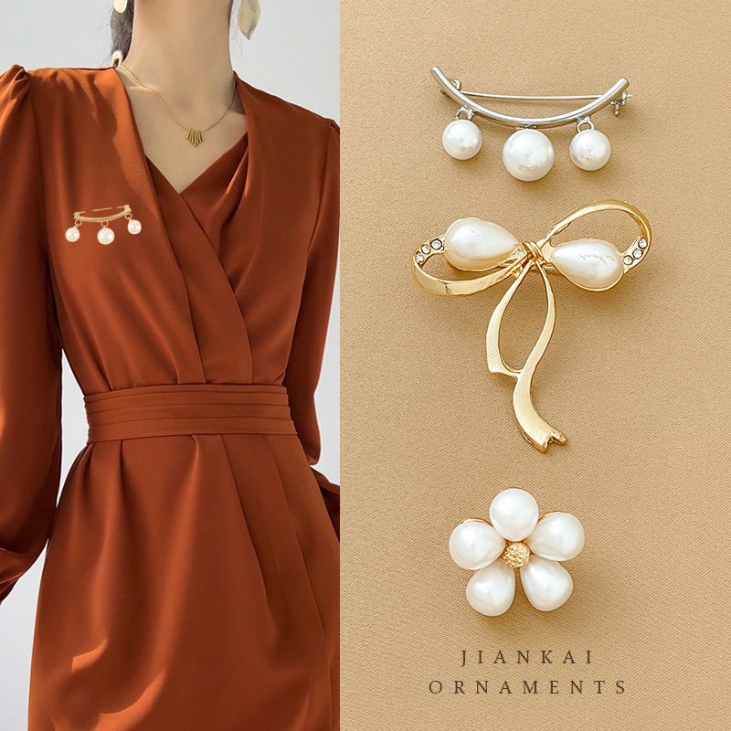 Arco de mariposa artefacto de alta gama sin costura broche pequeño temperamento femenino universal pin de ropa fija de traje collar