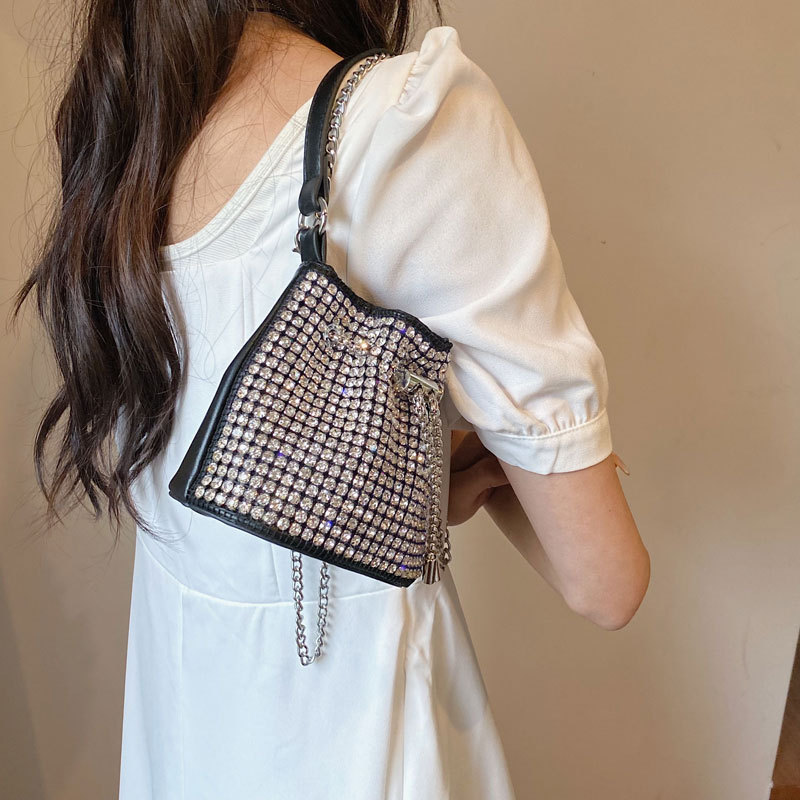 Douyin's populaire model vol diamanten en diamanten, nieuwe mode-emmertas met trekkoord en strasssteentjes, modieuze draagbare crossbodytas voor dames_voghion.com