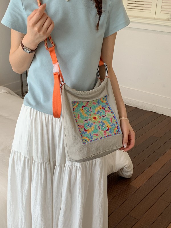 Bolsa de compras portátil bordada japonesa con cremallera para mujeres 2026 nuevo nicho de moda de cuerda versátil mochila