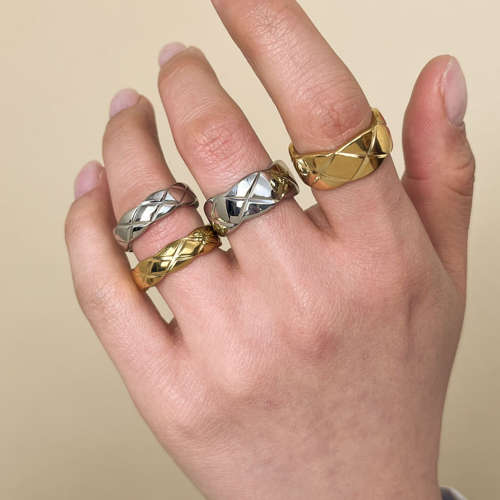 Taena anillo de acero inoxidable europeo y americano diseño de nicho femenino anillo de rombos de acero de titanio no se desvanece joyería de anillo de todo fósforo