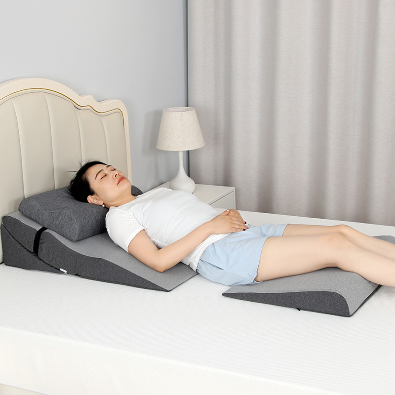 미끄럼 방지 조절식 쿠션 + 미끄럼 방지 매트 + 높고 낮은 베개로 편안하게 잠들 수 있습니다.