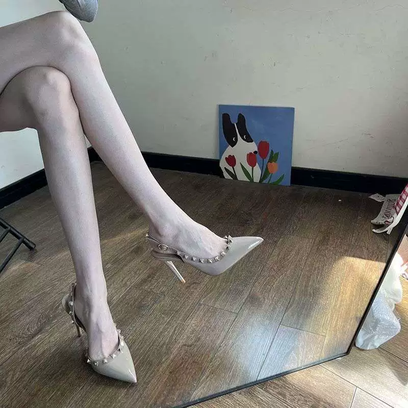 Женские туфли-стилето на высоком каблуке с заклепками, заостренный носок, нюдовые французские туфли, новинка весна-лето 2025, боковые вырезы, сандалии-водолазки