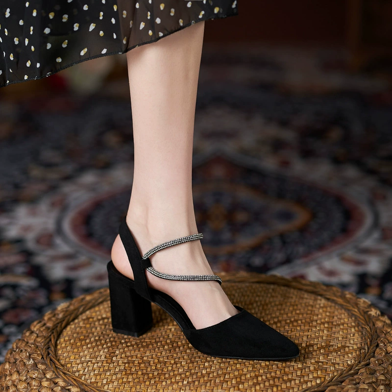 Летние новые туфли на высоком каблуке с острым носком и толстым каблуком, большие размеры, пряжка со стразами на спине, пустые сандалии, женские маленькие размеры, универсальные удобные