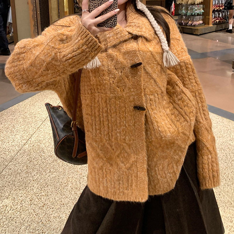 重工绞花牛角扣翻领慵懒麻花毛线衣女秋冬外搭羊毛毛衣外套2025秋