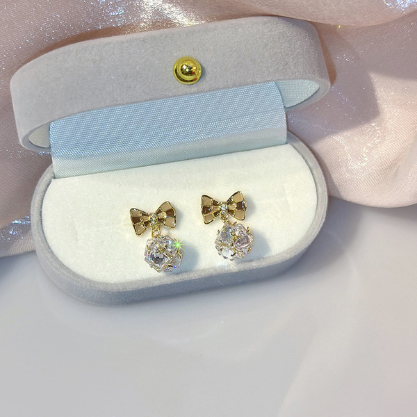 Sophisticated earrings with bow with zircon